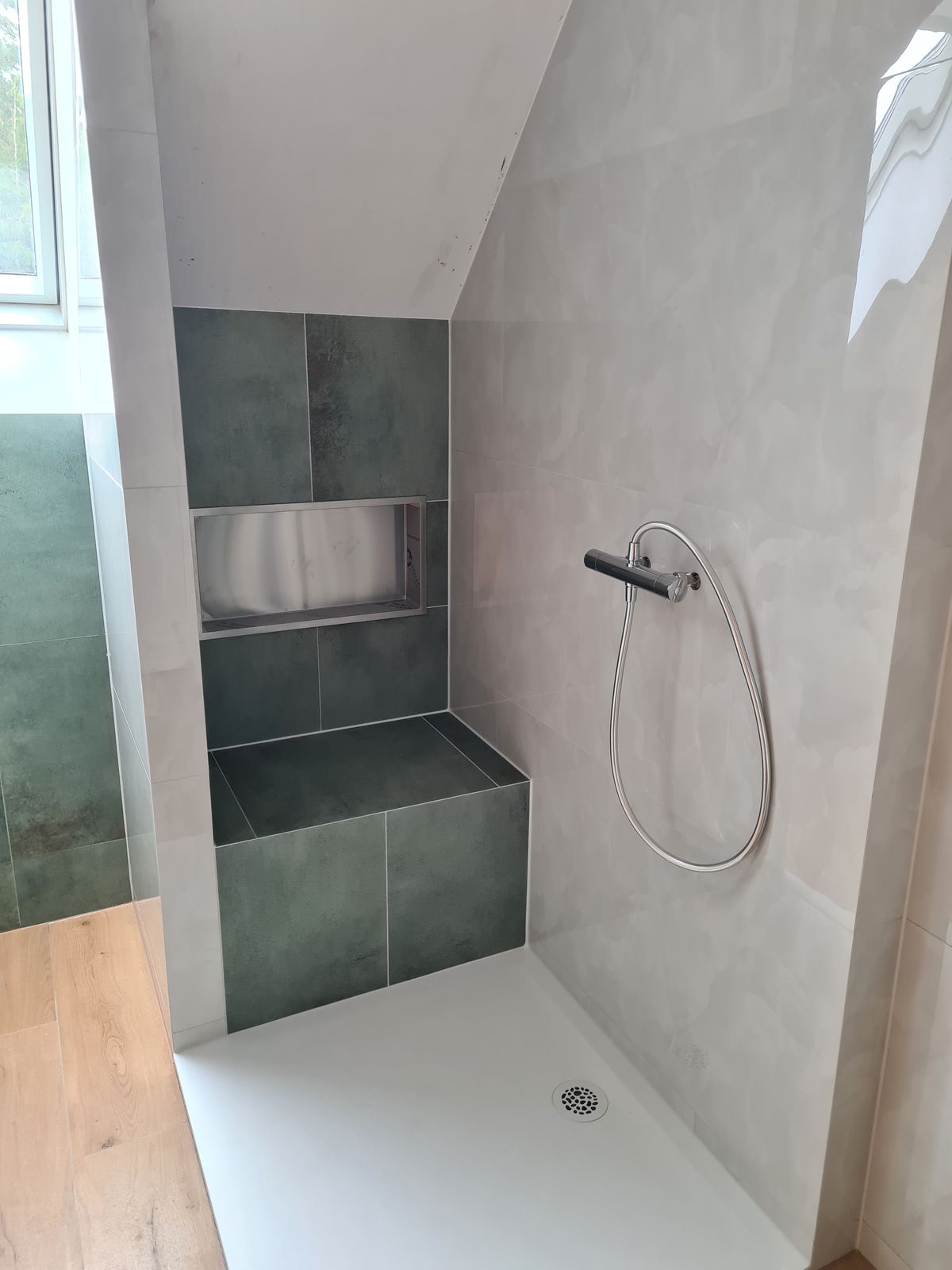 Prysznic walk-in z wnęką i siedziskiem