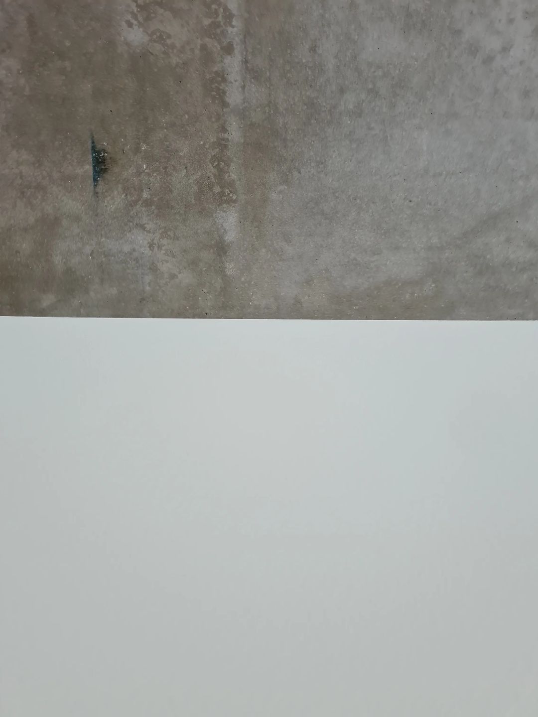 Styk gładkiej bieli z surowym betonem